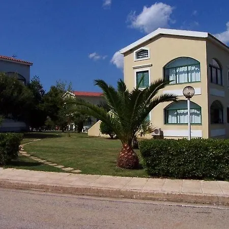 Govino Bay Apartahotel 4*
