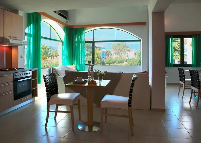 Aparthotel Govino Bay