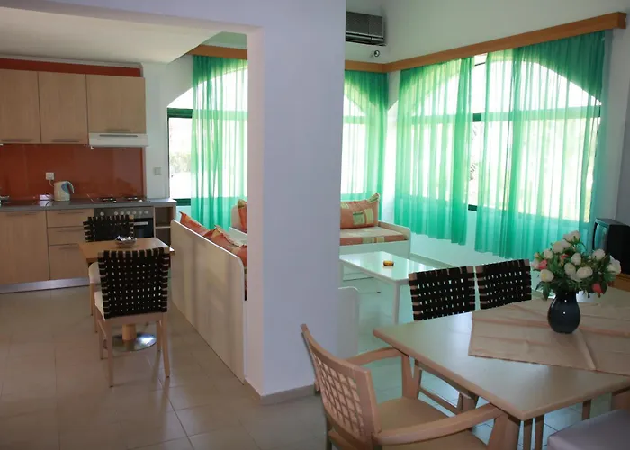 Aparthotel Govino Bay