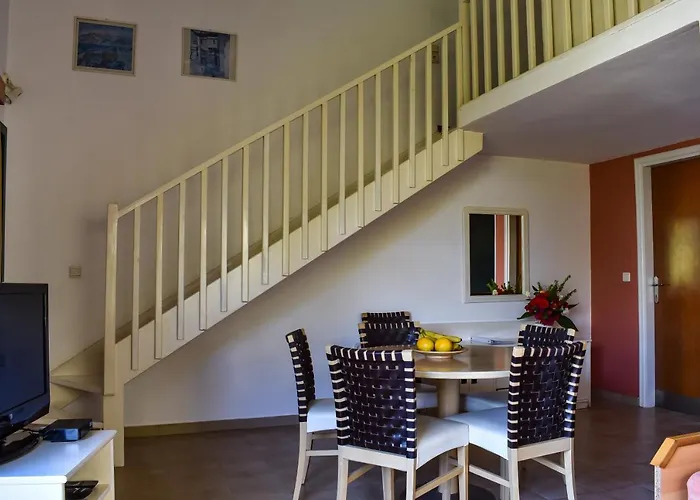 Govino Bay Aparthotel 4*