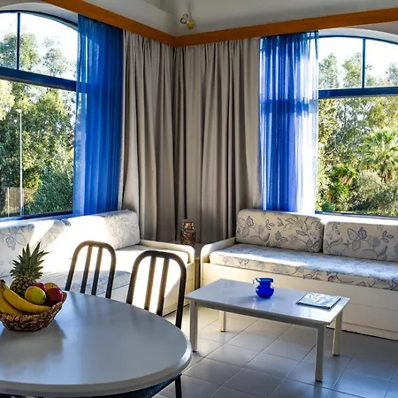 Govino Bay Apartmanhotel 4*